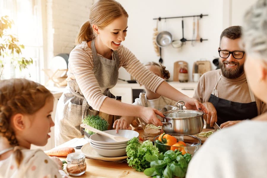 Famille qui cuisine