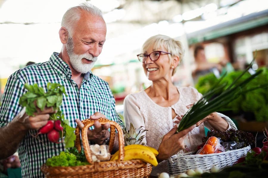 Seniors-achetènt-aliments