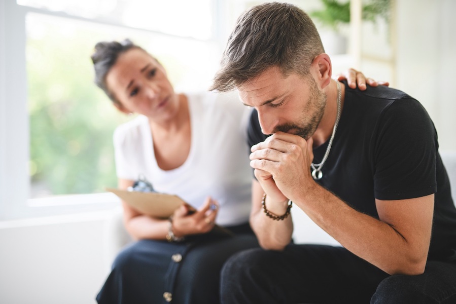 homme qui se fait consoler par une femme