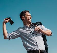 un homme qui jette son téléphone