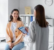 Une femme qui consulte 