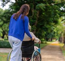 Femme qui aide une personne agée