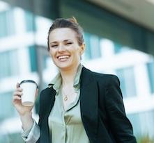 femme avec un sourire et une boisson