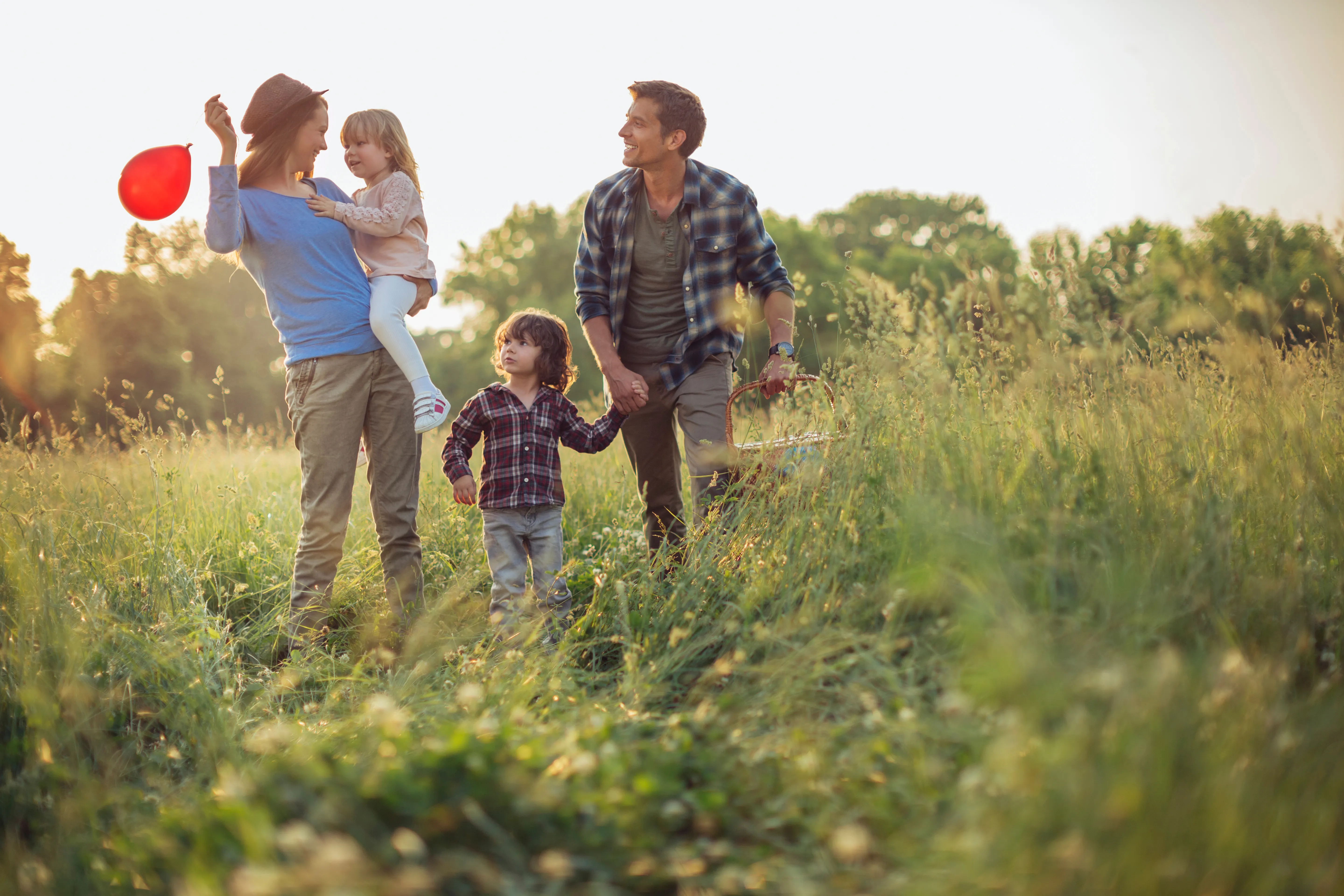 Famille dans un champ