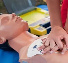 Massage cardiaque sur un mannequin