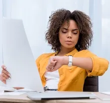 femme impatiente regarde sa montre